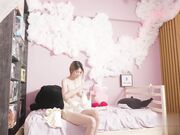 用魔法游戏手柄操控性感高挑的热辣继妹