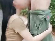 姐妹俩公园勾搭 极品美乳 露脸口交幽静小路上后入 紧张刺激玩得就是心跳