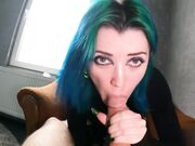 可爱的蓝发学生放学后享受肛交和阴道的双重抽插