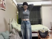 一个极品清纯妹子经验少但是非常配合做得时候小表情非常丰富娇喘声也非常好听身材纤细皮肤雪白的