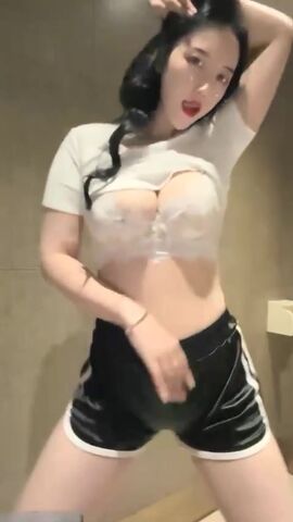 抖音68万粉丝网红被榜一大哥约到KTV勾引大哥包厢开干