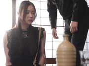 被丈夫转卖给一位精力旺盛的极道头目充当性玩物1