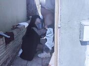带着骚妈露天大院做爱 又在灶台上高潮 还把精液都弄到了锅里给大家品尝