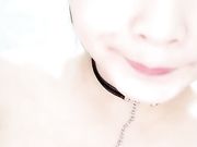 非常有味道的女人，气质御姐露脸被大哥狂吃奶子，跪在地上操嘴吸蛋，激情后入从地上干到床上，没爽够自己道具抽插