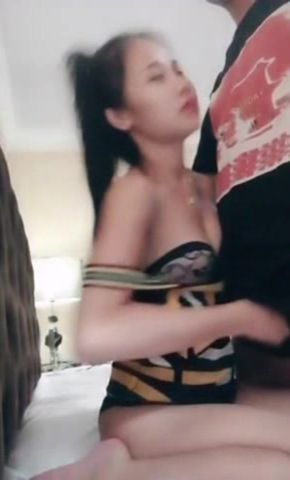 一坊美女主播骚女与冠希和炮友6.20先口后啪 最后口爆射在嘴里