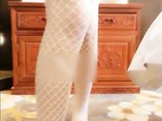 网红少女软萌萝莉小仙之猫耳白网袜 丁裤小炮机振动嗨上天 流出好多白浆 喷水到桌上