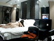 大学生情侣校外开房啪啪进屋就开始缠绵吃点东西开始打炮女友身材一流奶子饱满阴毛性感干的太猛貌似把避孕套干漏了