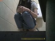 国内娱乐场所女厕偷拍小姐意见很大唠叨这是女厕门关不上