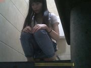 国内娱乐场所女厕偷拍小姐意见很大唠叨这是女厕门关不上