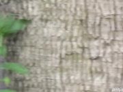 公共场合内急的美眉们找个隐蔽处就开始尿尿