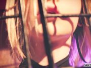 被囚禁在笼子里的金发美人