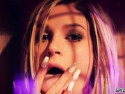 被囚禁在笼子里的金发美人