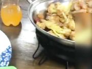 和性感黑丝女同事吃饭饮料下迷药