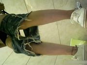 吸烟妹子貌似喝高了尿着突然呕吐