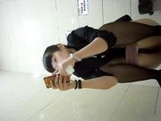 商场女厕全景偷拍其中有两个商场黑丝售货员