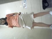 商场女厕全景偷拍其中有两个商场黑丝售货员