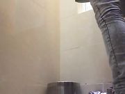 滑冰的妹子差点尿到裤子里