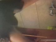 妹子貌似把内裤弄湿了用纸巾擦