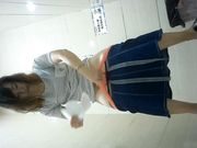 商场女厕全景牛仔裤妹子的内裤图案很养眼