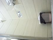 商场女厕全景偷拍气质短发黑丝服务员