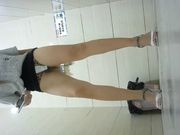 商场女厕全景偷拍气质短发黑丝服务员