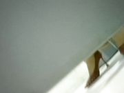 女厕尾随妹子进女厕偷窥玩手机的高跟妹子