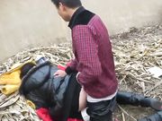 表妹和男友在田间干枯的蓄水池