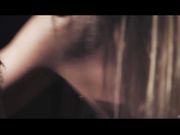 与主管在沙发上纵情欢爱的性感的金发女郎