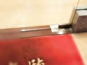 吃饭时已经按耐不住到卫生间脱衣操逼