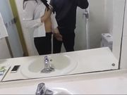 刚下班的白领在洗手间边打电话边开草