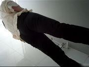 尾随几个妹子进女厕偷窥