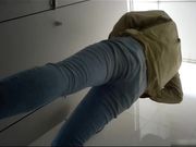 尾随几个妹子进女厕偷窥