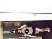 隔板女厕露脸近距离偷拍美女