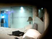 等她洗完澡就把她按倒在床上