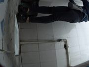 偷拍两个颜值还可以的妹子方便