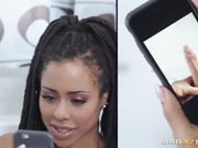 在泡泡浴缸里偷情的娇小淫妻