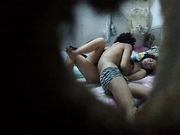 偷拍同租屋內老公給漂亮媳婦擦奶洗腳