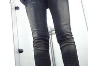 商场厕拍妹子的红内裤很是扎眼