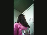 女厕近距离偷拍背着包的妹子