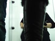 商场厕拍大眼萌妹一脸心事