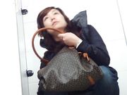 商场厕拍看起来很富有的阿姨