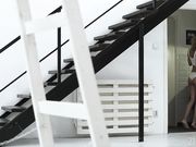 楼梯上金发女郎美足撸大屌