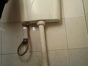 生宿舍厕拍妹子尿着要睡着了