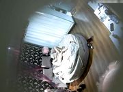 美女太饥渴了脱完衣服就玩鸡鸡