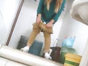 女厕偷拍 金发妹子胸还挺大