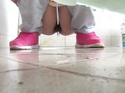 双机位厕拍 看起来都很开心