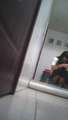 女厕偷拍 尿尿还在讨论打麻将