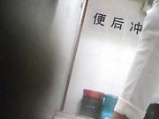 女厕偷拍 短发美女一看就是个骚货