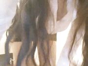 美女很口渴两张口一起喝啤酒