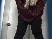 商场厕拍 姐妹在厕所聊天